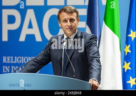 Italie, Rome, 22/10/23 . Emmanuel Macron, président de la République française, prononce son discours lors de la cérémonie d'ouverture de la rencontre internationale pour la paix organisée par la Communauté de Sant'Egidio intitulée "le cri de la paix" au Centre de congrès de la Nuvola.Italia, Roma, 22/10/23 . Emmanuel Macron, presidente della Repubblica francese, pronuncia il suo discorso durante la cerimonia di apertura dell'incontro internazionale per la Pace organizato dalla Comunità di Sant'Egidio dal titolo 'il grido della Pace' il centro congressi la Nuvola. Photo de Massimiliano MIGLIORATO/Cat Banque D'Images