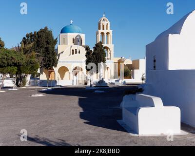 L'église de Saint George alias Perivolas part, Oia, l'île Egée de Santorini. Banque D'Images