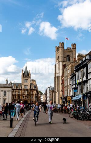 Vue sur Kings Parade, Cambridge, Royaume-Uni, par une journée bien remplie et ensoleillée. Banque D'Images