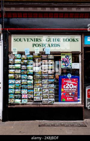 Une petite boutique vendant des cartes postales et des souvenirs sur Kings Parade, Cambridge, Royaume-Uni. Banque D'Images