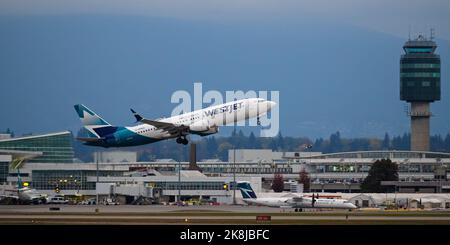 Richmond, Colombie-Britannique, Canada. 23rd octobre 2022. Un avion de ligne Boeing 737-8 MAX (C-FNWD) de WestJet Airlines en vol au crépuscule depuis l'aéroport international de Vancouver. (Image de crédit : © Bayne Stanley/ZUMA Press Wire) Banque D'Images