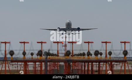 Richmond, Colombie-Britannique, Canada. 23rd octobre 2022. Un avion de ligne Boeing 767 Omni Air International part de l'aéroport international de Vancouver. (Image de crédit : © Bayne Stanley/ZUMA Press Wire) Banque D'Images