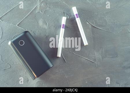 elfbar nachfüll pod läuft aus Cigare électronique moderne avec bâtons sur table de grunge sombre Photo  Stock