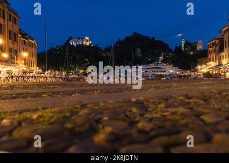 Castello Brown et la Chiesa di San Giorgio du port de Portofino, dans le nord de l'Italie. Septembre 2022 Banque D'Images