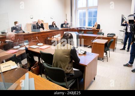 Hambourg, Allemagne. 24th octobre 2022. Le défendeur siège dans une salle d'audience du tribunal régional. L'homme aurait attiré son voisin sur un parking sous prétexte et l'aurait gravement blessé par des blessures au couteau. Cette situation a été précédée de conflits de voisinage prolongés. Le verdict du procès est attendu aujourd'hui. Credit: Daniel Reinhardt/dpa/Alay Live News Banque D'Images