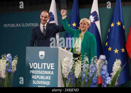 (221024) -- LJUBLJANA, le 24 octobre 2022 (Xinhua) -- Anze Logar (L) et Natasa Pirc Musar, les deux candidats les mieux placés, se félicitent mutuellement de participer au deuxième tour de l'élection présidentielle à Ljubljana, en Slovénie, le 23 octobre 2022. La Slovénie doit tenir le deuxième tour des élections présidentielles le 13 novembre, après qu'aucun candidat n'ait obtenu la majorité au premier tour tenu dimanche. Les deux candidats les mieux placés, Anze Logar, membre du Parlement du parti démocratique slovène de centre-droit de l'opposition, et la candidate indépendante Natasa Pirc Musar, seront en lice au sein du seco Banque D'Images