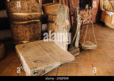 Vieux pèse-personnes dans les zones rurales des villages Banque D'Images