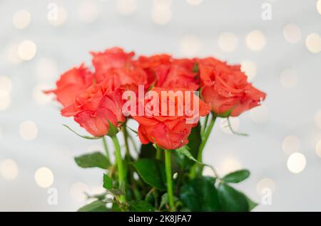 Vue de dessus de beau bouquet de roses rouges sur fond blanc avec bokeh. Carte de vœux. 8 mars. Fête des mères. Bonne journée pour la femme. Banque D'Images