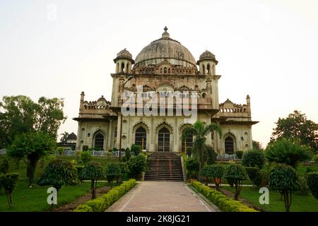 Le tombeau de Saadat Ali et sa porte d'entrée dans la ville de Lucknow, en Inde. Banque D'Images