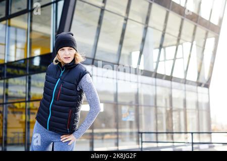 Jolie femme sportive s'entraîner dans le parc seul. Banque D'Images