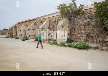 Zahara de los Atunes, Castillo, vestiges et ruines des murs extérieurs du château, Andalousie, Espagne. Banque D'Images