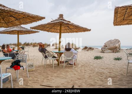 Personnes sur la terrasse de la plage en basse saison, Zahara de los Atunes, Cadix, Espagne. Banque D'Images