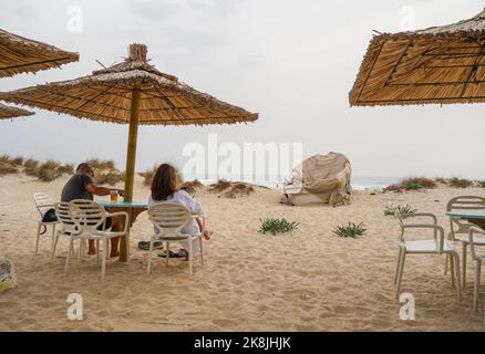 Personnes sur la terrasse de la plage en basse saison, Zahara de los Atunes, Cadix, Espagne. Banque D'Images