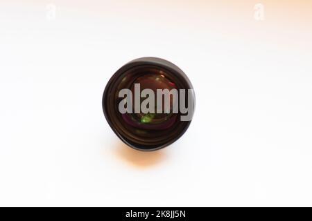 objectif macro de 75 mm pour smartphone, gros plan sur un arrière-plan blanc isolé Banque D'Images