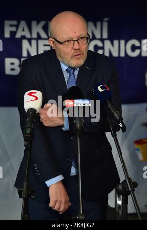 Brno, République tchèque. 24th octobre 2022. Le ministre tchèque de la Santé Vlastimil Valek (TOP 09), à gauche, donne une conférence de presse sur la campagne de vaccination du COVID-19 « nous nous faisons vacciner sans peur » à l'hôpital universitaire de Brno, République tchèque, 24 octobre 2022. Crédit: Vaclav Salek/CTK photo/Alay Live News Banque D'Images