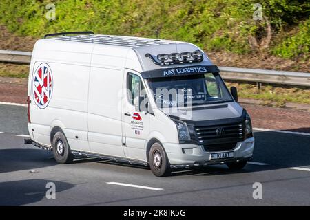 AAT LOGISTIQUE VW Volkswagen Crafter fourgonnette commerciale blanche ; sur l'autoroute M6, Manchester, Royaume-Uni Banque D'Images