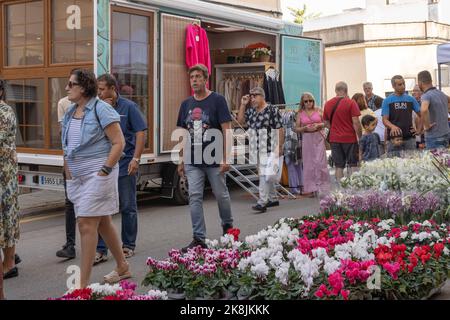 Felanitx, Espagne; octobre 23 2022 : foire annuelle de paprika, tenue dans la ville de Majorcan de Felanitx, Espagne. Les stands de la rue avec les touristes se balader à travers le Banque D'Images