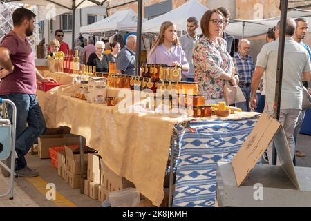 Felanitx, Espagne; octobre 23 2022 : foire annuelle de paprika, tenue dans la ville de Majorcan de Felanitx, Espagne. Les stands de la rue avec les touristes se balader à travers le Banque D'Images