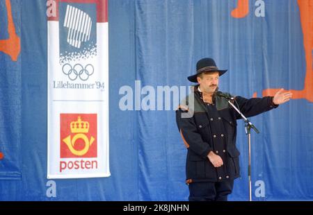 Morgedal 19931127 : les feux de feu olympiques. Le relais de la torche démarre. Photo: Halvard Flatland parle. Le logo des Jeux Olympiques de Lillehammer en arrière-plan, ainsi que le logo de Posten Norway, qui est le sponsor des Jeux Olympiques d'hiver de Lilelhammer. Photo: Bjørn-owe Holmberg / NTB Banque D'Images