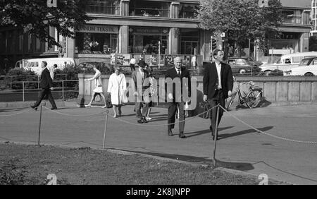 28 juin 1969 d'Oslo. Karl Johansgate à Oslo lors d'une chaude journée d'été. Ici de la station du Théâtre national. Les gens en route pour travailler. Photo: Par Ervik / actuel / NTB Banque D'Images