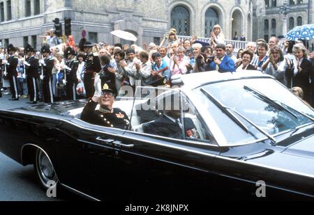 Oslo 19880702. Le roi Olav a 85 ans. Voici un heureux roi Olav qui fait vagues les gens le long de Karl Johans porte dans une voiture ouverte après avoir été dans le Storting. Photo: Eystein Hansen NTB / NTB Banque D'Images