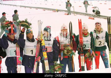 Lillehammer Jeux olympiques d'hiver de 19940224 à Lillehammer. Compétition d'équipe combinée. Cérémonie des fleurs au stade de ski après la caniveau. Depuis h. L'équipe norvégienne qui a pris l'argent. Depuis h. Fred Børre Lundberg Bjarte Engen Vik et Knut Tore Apeland. Et le Japon qui a pris l'or. Depuis H : Takanori Kono, Kenji Ogiwara et Masashi Abe. Photo: Gunnar Lier / NTB Banque D'Images