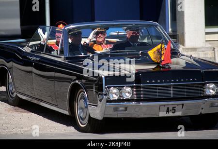 2 mai 1990 Fornebu. Le roi Olav accueille son invité le Grand-Duc Jean de Luxembourg, à Fornebu. Ici, ils quittent l'aéroport en limousine avec la plaque d'immatriculation A-5. Photo: Bjørn-owe Holmberg / NTB / NTB Banque D'Images