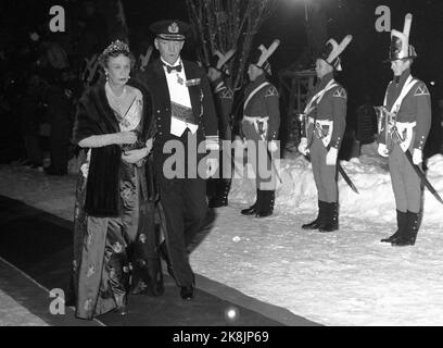 Asker 19610112. Mariage de la princesse Astrid. Les invités quittent l'église. Voici la princesse Margaretha du Danemark, qui est la tante de la mariée. Elle est accompagnée du Prince Axel par le Danemark. Margaretha portant le diadem / tiara. Photo: NTB / NTB Banque D'Images