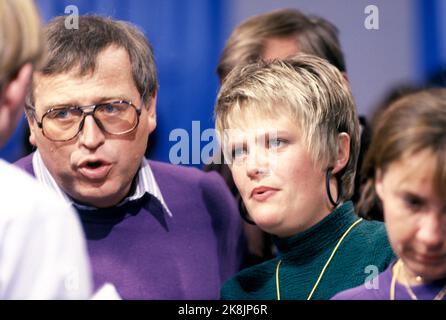 Oslo 19890911 Storting Elections 1989. SV a fait un choix de brique et est très satisfait des résultats de la nuit électorale. Une Kristin Halvorsen concentrée # 2 de la droite. Selon Eggum Maueth Photo: Jan Greve / NTB Banque D'Images