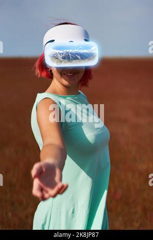 La femme utilise des lunettes de réalité virtuelle pour aller à un autre point du monde. Le concept de réalité virtuelle, de simulation et de technologies futures. Banque D'Images