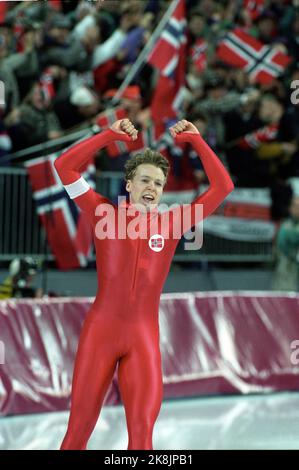 Hamar 19940220 Olympique 1994 Lillehammer, Jeux Olympiques d'hiver à Lillehammer 10000 mètres de course rapide patinage du navire olympique Viking Hamar. Kjell Storelid se réjouit après avoir pris l'argent au loin. Photo: Lise Åserud / NTB Banque D'Images