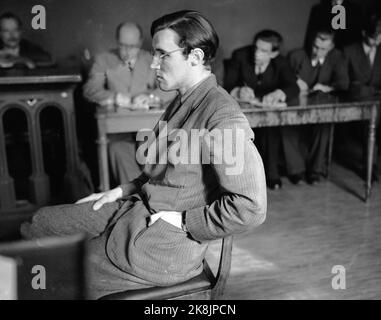 Kristiansand 21 octobre 1949. Le meurtre au chocolat au tribunal. La défenderesse Carstein Brekke dans la salle d'audience. La préhistoire: 12 mars 1949: Marianne Svensson, âgée de 8 ans, est décédée lorsqu'elle est entrée dans le chocolat empoisonné. Le chocolat empoisonné a été envoyé par la poste à Oddvar Eiken, à Lund, en Suède. Le chocolat est venu de Carstein Brekke à Kristiansand. Il était jaloux du chêne qui était avec - et plus tard s'est engagé à Randi Muren, qui aussi Brekke avait un bon oeil. Photo: Svensson / NTB Banque D'Images