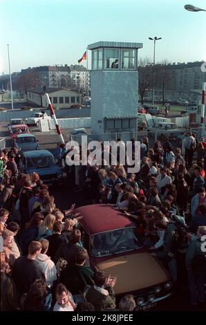 Berlin, Allemagne 19891110 chute du mur de Berlin: Des milliers de ...