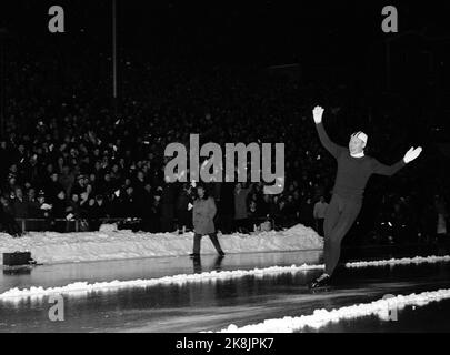 Oslo 19630127. Knut Johannesen était en action à Bislett. Il a établi un nouveau record du monde de 5000 mètres avec un temps de 7.37.8. « Kuppern » vous encourage après avoir terminé la course. Photo: NTB / NTB Banque D'Images