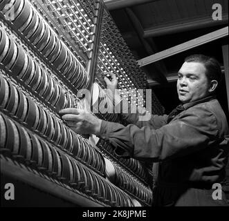 Oslo 1952-10: Après plus de 30 ans de travail et d'importants fonds, y compris de l'excédent de cinéma à Oslo, le mois prochain, Folketaytret ouvre à Youngstorget à Oslo. Voici des photos des derniers préparatifs avant les performances d'ouverture. En même temps que les acteurs ont des essais sur scène, les travailleurs en activité sont le travail de construction. Photo: Maître de lumière Sverre Pedersen à son état de l'art des photos. Le système électrique du théâtre est impressionnant - de la salle du transducteur il sort environ 3000 câbles d'une longueur totale de plusieurs km. Photo: Sverre A. Børretzen Banque D'Images