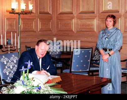 Oslo 199410 : visite d'État de la Finlande en Norvège. Le Président Martti Ahtisaari et Mme Eeva ont effectué une visite officielle en Norvège. La visite d'État a été en partie ajoutée à Oslo et en partie à Tromsø. La photo : le président finlandais, Martti Ahtisaari, entre dans le registre des visiteurs dans la salle Munch de l'hôtel de ville d'Oslo pendant que le maire Ann-Marit Sæbønes regarde. Photo: Tor Richardsen Banque D'Images