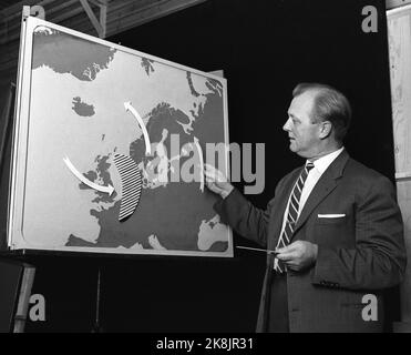 Oslo NRK 1964 carte météorologique. Le météorologue d'État Kristian Trægde présente les prévisions météorologiques à la télévision NRK. Photo: Aage Storløkken / actuel / NTB Banque D'Images