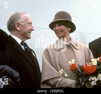 Oslo 19760330. La princesse de la Couronne Sonja baptise les nouveaux navires de la ligne Jahre 'Prince de la Couronne Harald'. Voici la princesse de couronne Sonja avec le propriétaire de navire Jørgen Jahre pendant le baptême. Photo: Svein Hammerstad NTB / NTB Banque D'Images