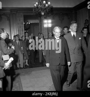 Oslo, novembre 1954. 'Albert Schweitzer, som kom à Oslo 2. nov. Pour škvittere pour fredspreved med den obligatoriiske Nobel-talen, må ha følt varmen strømme mot seg helt fet øyeblikk han satte foten på perrongen på Østbanen. Utenfor stasjonen var det nesten comme folksomt som når en idrettsstjerne kommer hjem. Folk trengte seg på for šfå et glimt av denne store humanisten fafrikas urskog, mannen som ga avkall på den strålende karrière han rike intellektuelle og kunstneriske utrustning hadde sikret Ham, for slåss sykner sket skog skog skog skog slås slås burning. . Banque D'Images