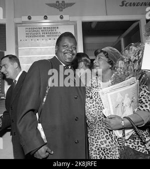 Oslo 19620321. Ella Fitzgerald, chanteuse de jazz et musicienne de jazz, et Oscar Peterson à leur arrivée à l'aéroport de Fornebu. Photo Jan Nordby / NTB / NTB Banque D'Images