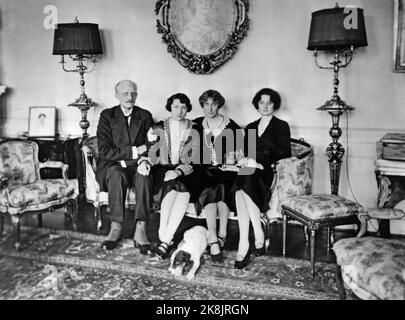 Stockholm. La princesse suédoise Ingeborg et le prince Carl avec deux de leurs filles, Märtha (plus tard princesse de la Couronne de Norvège) (t.v.) et Astrid (plus tard reine de Belgique). Non daté, environ 1927. PHOTO: A.B. TEXTE ET IMAGES / NTB Banque D'Images