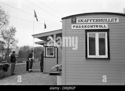 Boris Gleb, soviétique avril 1965. 'Armes touristiques russes: Vodka'. Visa - accès gratuit à l'Union soviétique. Boris Gleb peut tenter avec une exposition d'art, un cinéma et des visites à la centrale, mais la plus grande lure est Vodka. Ici le trou - contrôle de passeport norvégien à Boris Gleb. Photo: Sverre A Børretzen / actuel / NTBSCANPIX. Banque D'Images