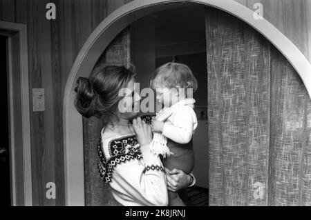 Le 1968 mars en cours à la maison avec l'actrice Liv Ullmann sur Strømmen avec sa fille Linn Ullmann. Photo: Ivar Aaserud / courant / NTB Banque D'Images