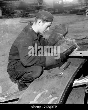 Oslo 195808 la roche fait rage en Norvège, et par Elvis Granberg / par Granberg rocks les adolescents dans le puits. Mais Per Elvis apprend aussi une profession civile; il est enseignant au Spigerverket. Ici par Granberg en action avec des lunettes et des équipements de soudage. Photo: Storløkken / actuel / NTB Banque D'Images