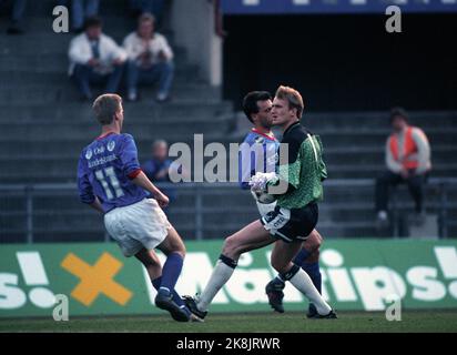 Oslo, 19900423. Bislett. Vålerenga - Tottenham 0 - 0. Le gardien de Tottenham Erik Thorstvedt est sur le terrain et nettoie. Photo: Morten Hvaal Banque D'Images