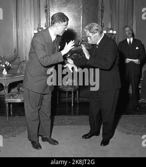 Oslo, novembre 1954. 'Albert Schweitzer, som kom à Oslo 2. nov. Pour škvittere pour fredspreved med den obligatoriiske Nobel-talen, må ha følt varmen strømme mot seg helt fet øyeblikk han satte foten på perrongen på Østbanen. Utenfor stasjonen var det nesten comme folksomt som når en idrettsstjerne kommer hjem. Folk trengte seg på for šfå et glimt av denne store humanisten fafrikas urskog, mannen som ga avkall på den strålende karrière han rike intellektuelle og kunstneriske utrustning hadde sikret Ham, for slåss sykner sket skog skog skog skog slås slås burning. . Banque D'Images