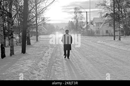 Elverum 1973 auteur et journaliste Dagfinn Grønoset (né le 4 avril 1920 à Trysil, mort 28 janvier 2008), particulièrement connu pour le livre sur Anna in the Wilderness et des livres similaires sur la vie à Utkant-Norvège. Ici, sur une promenade à Elverum. Photo: Aage Storløkken / actuel / NTB Banque D'Images