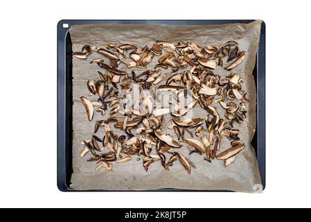 Fond de champignons comestibles tranchés et séchés, sur une plaque de cuisson, isolés sur du blanc avec un chemin de découpe. Banque D'Images