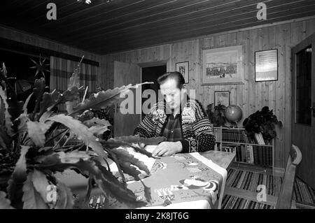 Eidskog février 1965. L'auteur, le parolier et l'enregistreur Hans Børli. Ici, il s'assoit à la table à manger dans le salon et écrit. Photo: Ivar Aaserud / courant / NTB Banque D'Images