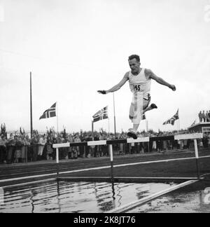 Sarpsborg 19540815 NM en athlétisme. Hallgeir Brenden en action sur le tombeau de l'eau dans le parcours d'obstacles. Photo: NTB / NTB Banque D'Images